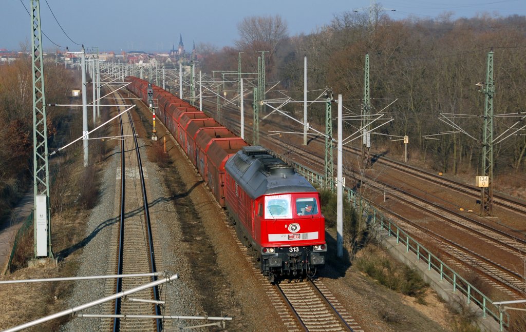 MEG Lok 313 zieht am 01.03.11 den Leerkohlezug Dessau - Profen durch Holzweiig Richtung Leipzig.