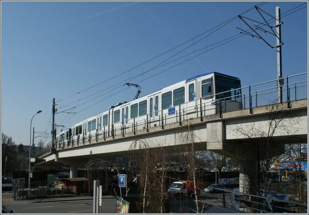 Mehr Hoch- als Untergrund Bahn: Die  Mtro 1  bzw  TSOL  zwischen Vigie und Malley am 11. Mrz 2011