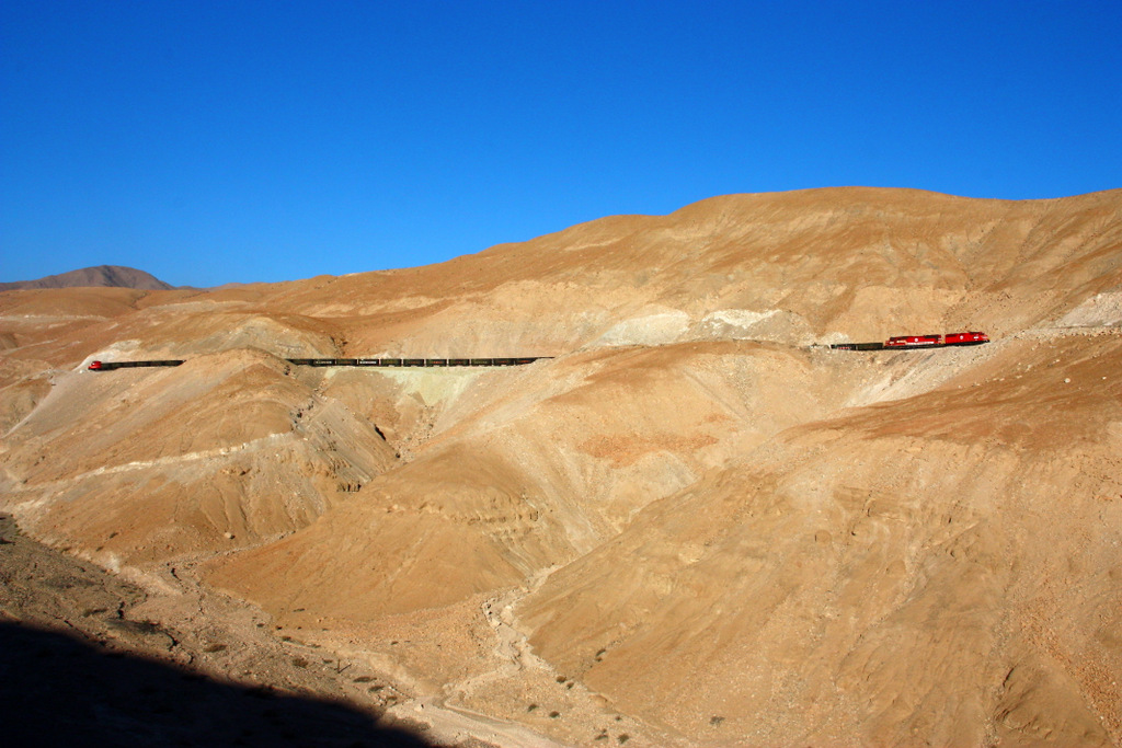 Mehr Peru : SPCC (Ilo-Toquepala) oberer Streckenteil in ca. 3000m Seehhe :
No. 32 (EMD GP40-2) fhrt zusammen mit No. 61 (EMD SD70) einen Zug mit Versorgungsgtern fr die Minen sowie leeren Erzwagen bergwrts // 29.08.2011