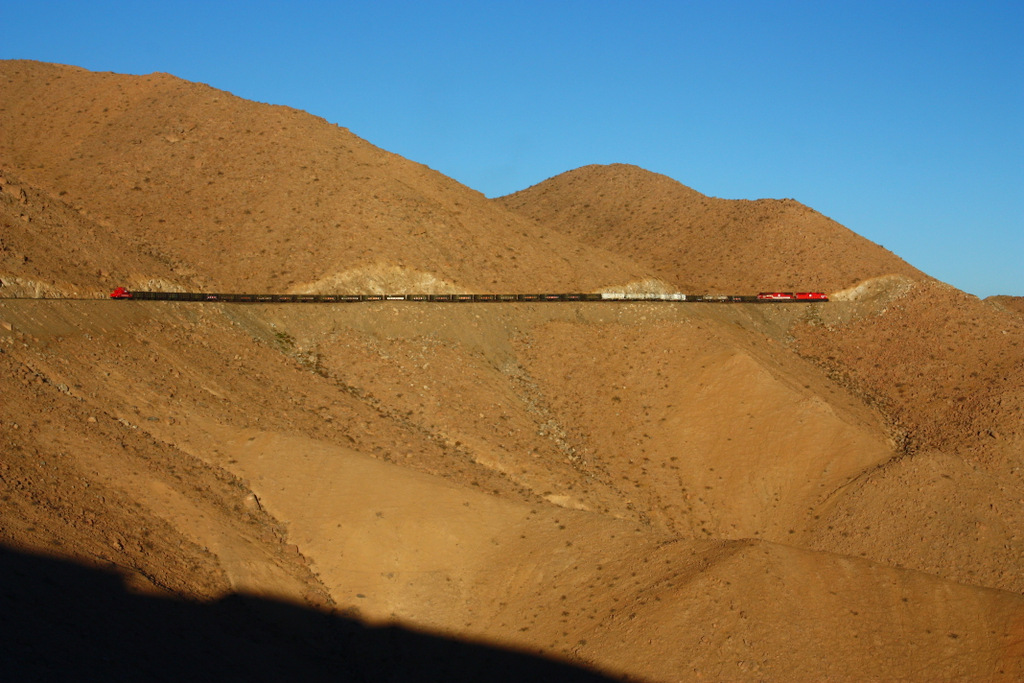 Mehr Peru : SPCC (Ilo-Toquepala) oberer Streckenteil in ca. 3000m Seehhe : No. 33 & 31 (EMD GP40-2) fhren einen Zug mit Versorgungsgtern fr die Minen sowie leeren Erzwagen bergwrts - Steigung bis 3,5% ... // 29.08.2011