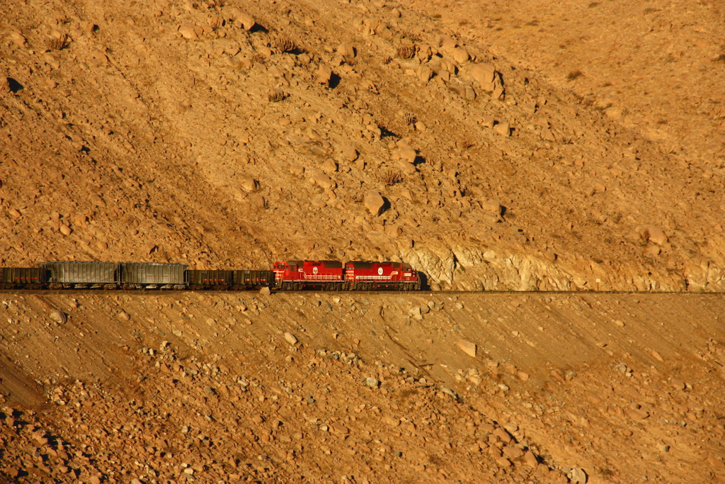 Mehr Peru : SPCC (Ilo-Toquepala) oberer Streckenteil in ca. 3000m Seehhe : No. 33 & 31 (EMD GP40-2) - man beachte die Trmmer Fels, die direkt oberhalb der Trasse am Hang liegen ! Wenn die mal ins Rollen kommen // 29.08.2011