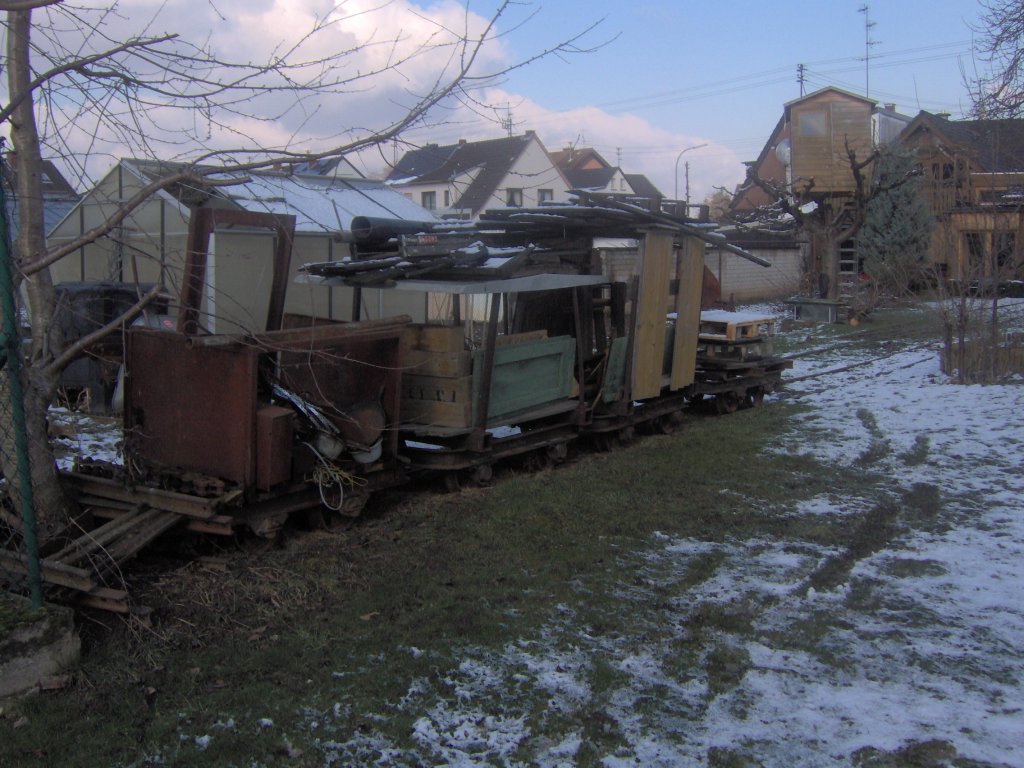 Mehrere alte,verrostete Feldbahngterwagen in einem Garten in der Nhe von Bonn.