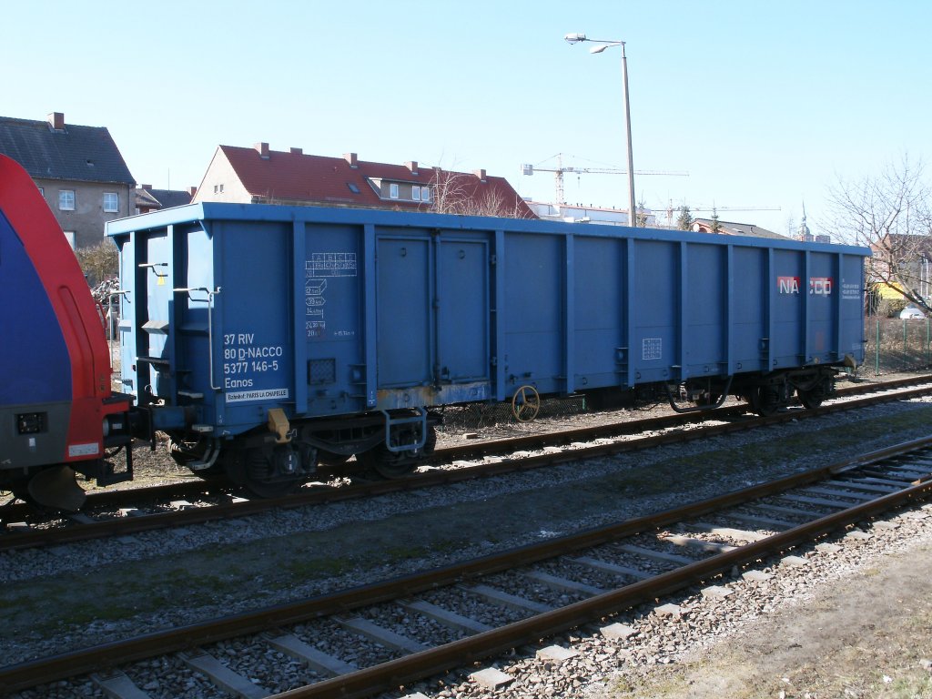 Mehrere Eanos-Wagen standen am 08.Mrz 2011 im Stralsunder Nordhafen.37 80
5477 146-5 stand als einziger Wagen vor dem Hafengelnde im bergabebereich.