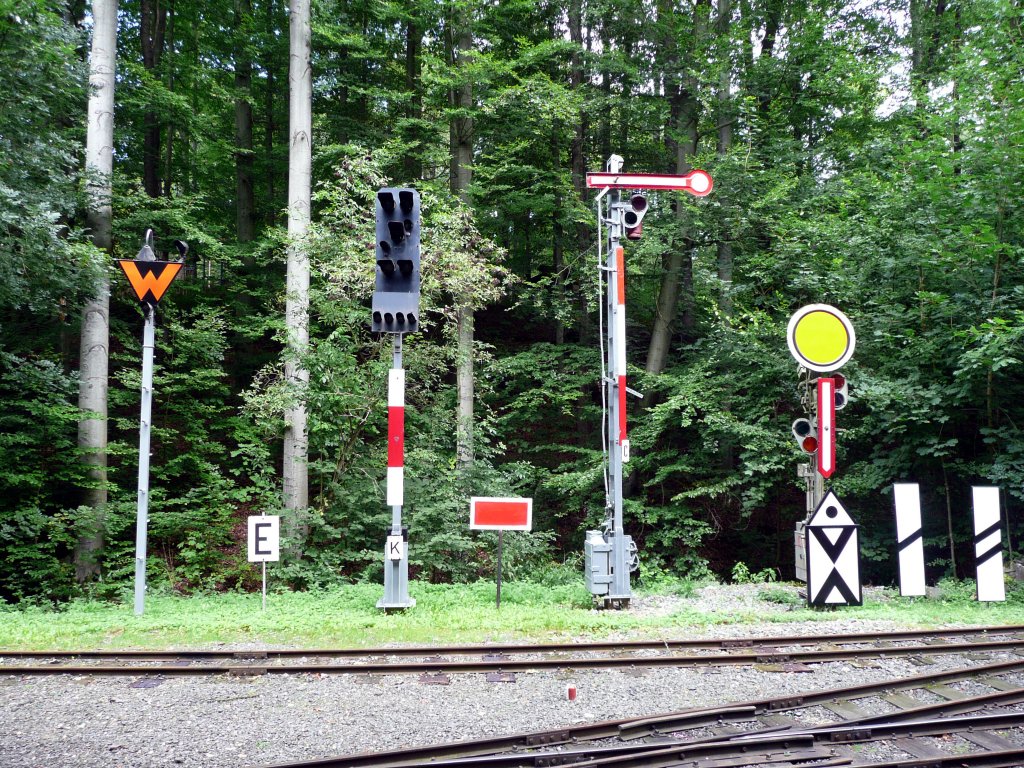 Mehrere Eisenbahnsignale der Parkeisenbahn Gera. Im Martinsgrund. Am 9.8.2011