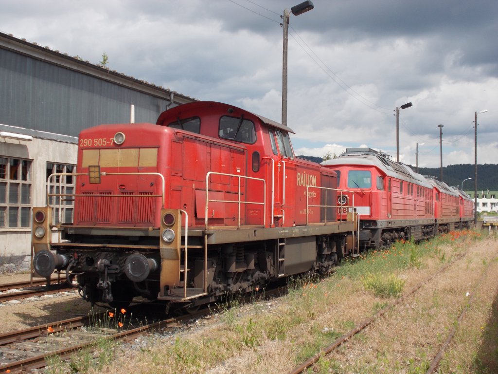 Mehrere Maschinen standen an der Rckseite der  Railion Deutschland AG Servicestelle Saalfeld, darunter eine Lok BR 290 und mehrere 232.  26.2.2012
