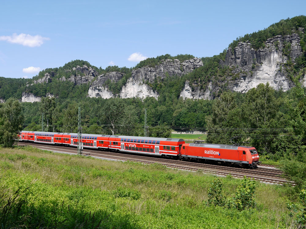 Mehrere railion 145er, die bisher Gterzge zogen, sind seit Dezember 2010 im Einsatz bei der S-Bahn Dresden, hier in der Schsischen Schweiz zwischen Kurort Rathen und Wehlen; 17.06.2011
