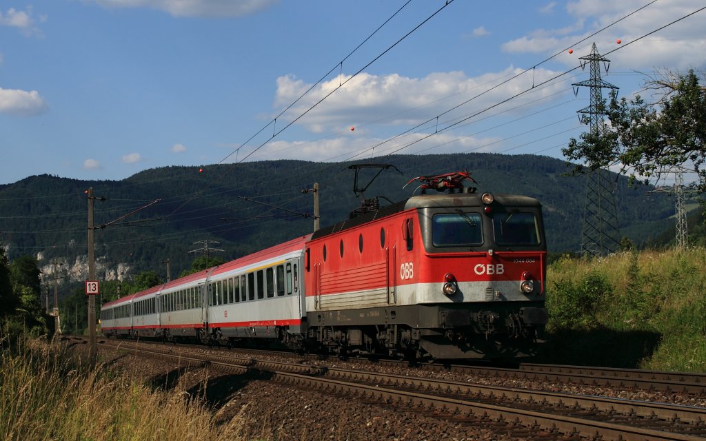 Mein 1. Bild hier auf Bahnbilder.de ! Die E-Lok 1044.064 mit IC 657, bei Stbing aufgenommen, 29.6