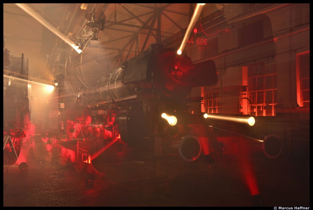 Mein 100. Bild auf bahnbilder.de! Ich mchte mich hier bei allen bedanken!

Zum Bild: Ein Experiment im Bahnpark Augsburg am 31. Mrz 2012. An diesem Abend fand die ffentliche Veranstaltung  Nacht der Giganten  im Bahnpark statt. In der Lokhalle wurde mithilfe von Nebelmaschinen Rauch erzeugt und die Lokomotiven wurden von vielen Scheinwerfern angestrahlt... Auf dem Bild zu sehen ist die 44 606 der Dampflok-Gesellschaft Mnchen. Das Bild wurde von mir brigens nicht bearbeitet (bis auf den Rand und so natrlich...).