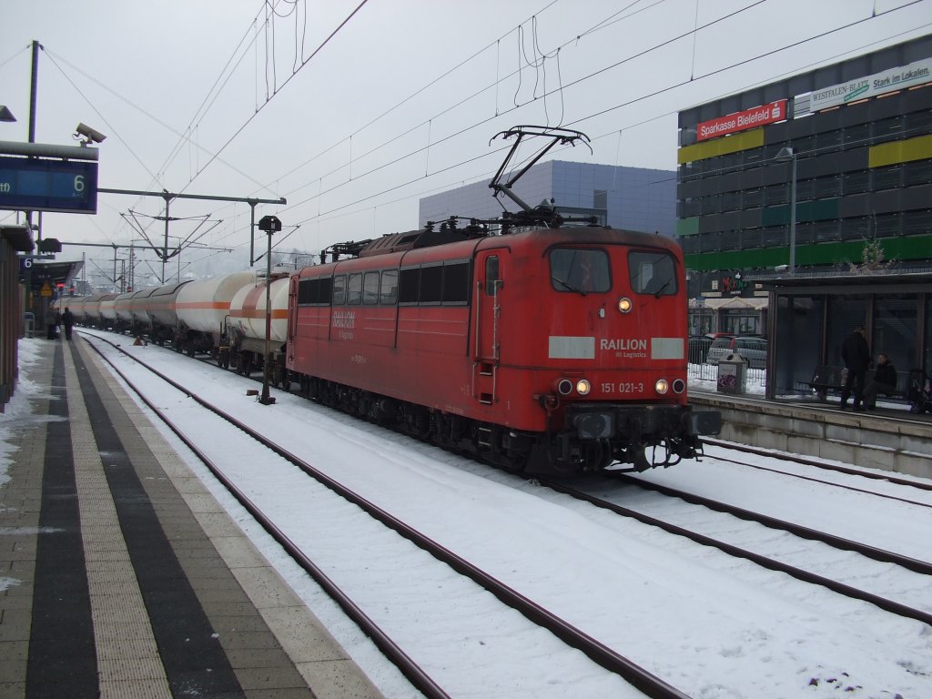 Mein 100. Bild zeigt 151 021-3, die einen G�terzug durch Bielefeld zieht. Aufgenommen am 07.12.2010.