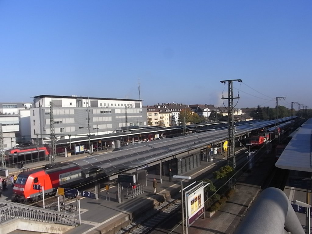 Mein 100. Bild zeigt den Freiburger HBF: Vom IC nach Nrnberg ist noch so gerade die Hlfte der 120 zu sehen, auf Gleis 2 der RE nach Offenburg und auf Gleis 3 der Gegenzug nach Basel. 