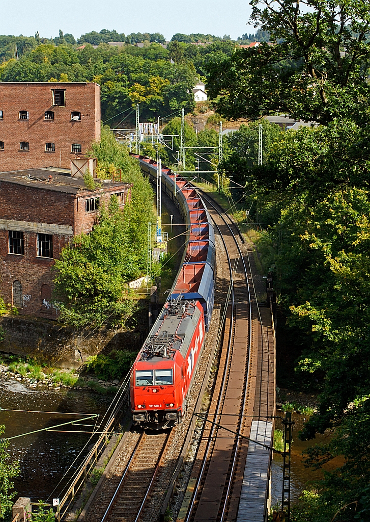 Mein 1000tes Bild  - Die 185 589-9 der HGK (Hfen und Gterverkehr Kln AG) mit einem sehr langen Ganzzug von leeren VTG Selbstentladewagen (Falns) und am Schluss waren dann noch 2 Class 66 (JT42CWR) Lokomotiven der Ascendos Rail (vormals CBRail), hier am 19.08.2012 auf der Siegbrcke kurz vor dem Mhlburg-Tunnel in Scheuerfeld/Sieg. Der Gterzug fhrt in Richtung Kln.