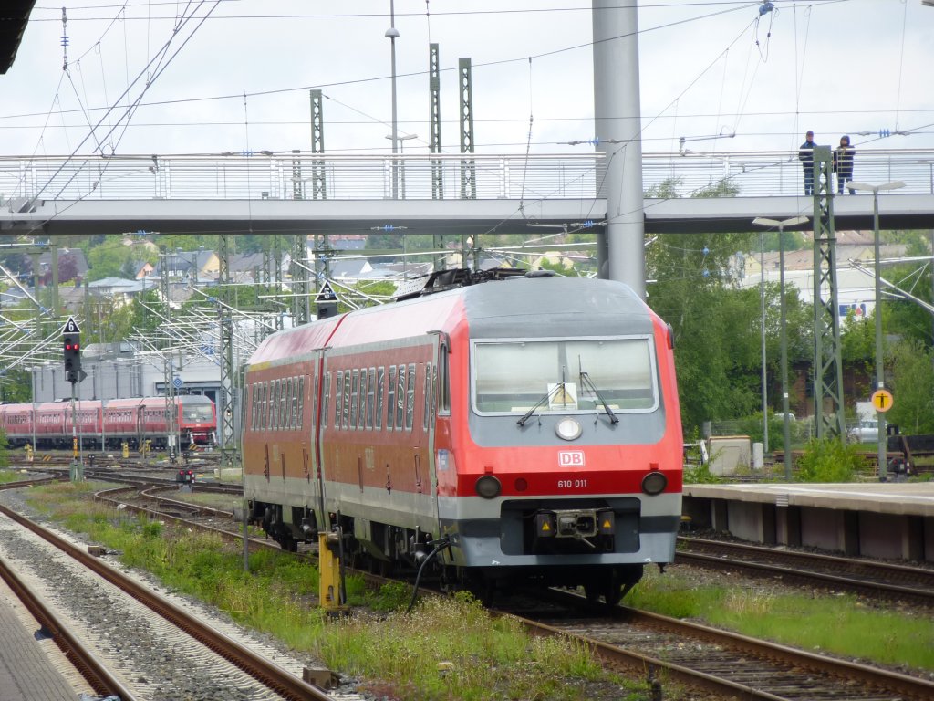 Mein 100stes Bahnbild:

610 011 ist hier im Hofer Hbf. abgestellt, 18.Mai 2013.