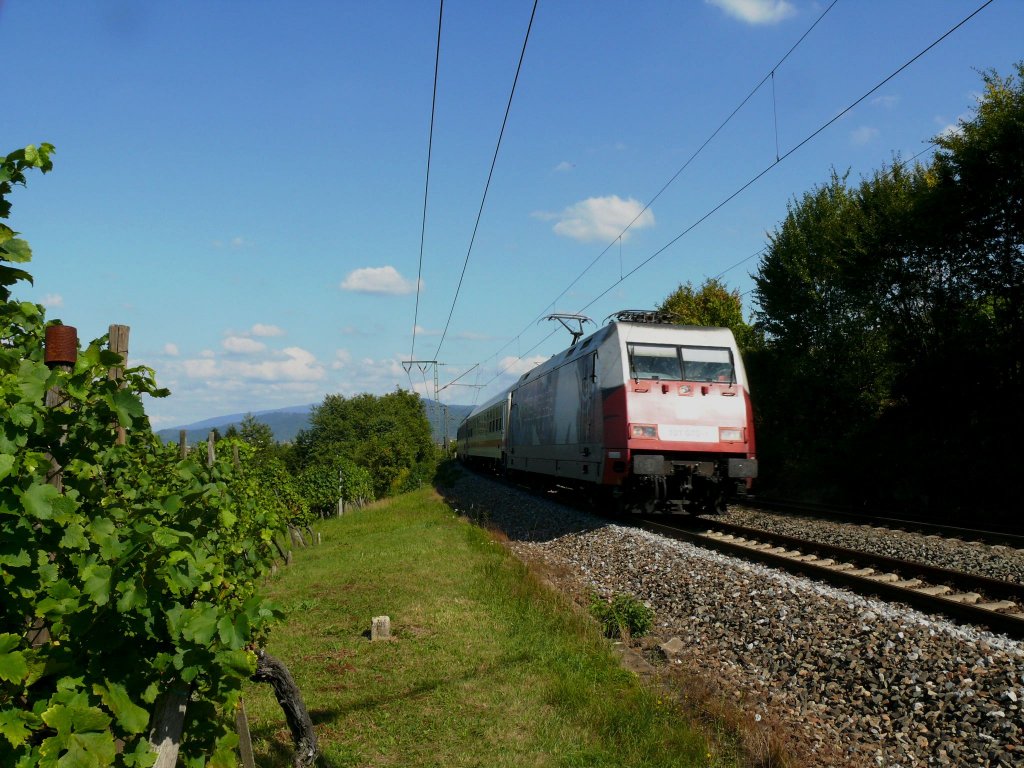 Mein 200. Bild auf dieser Seite :) 
101 070 Adler Mannheim mit EC 101 von Hamburg-Altona nach Chur. 
An einem sehr sehr schnen Tag fhrt sie durch Freiburg St.Georgen. 
