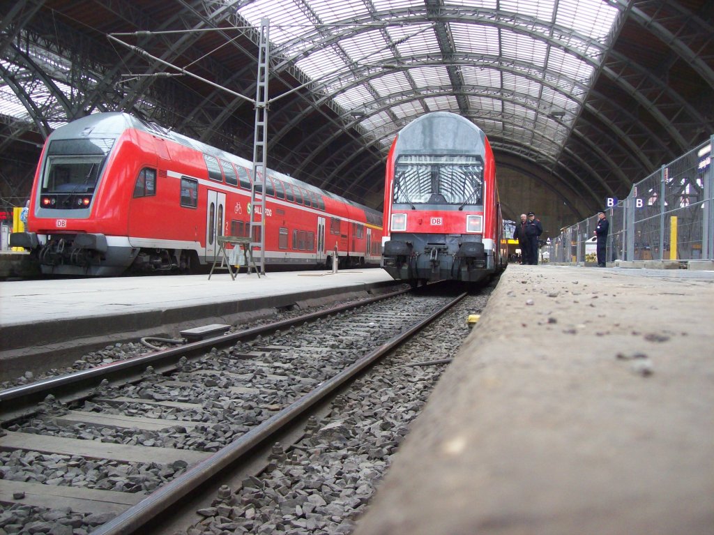 Mein 200. Bild S10 (Leipzig - Halle) und S1 (Hbf - Miltitz), besondere ist das diesmal auf der S1 mit 3 wagen gefahren wurde (weil mal wieder die Sprayer in Miltitz gemalt haben und die den diesmal raus genommen haben nicht wie das letzte Mal da stand´s dann noch in der LVZ und die haben sich noch lustig gemacht und haben das mit einem Formel 1 Flitzer verglichen)14.05.2010