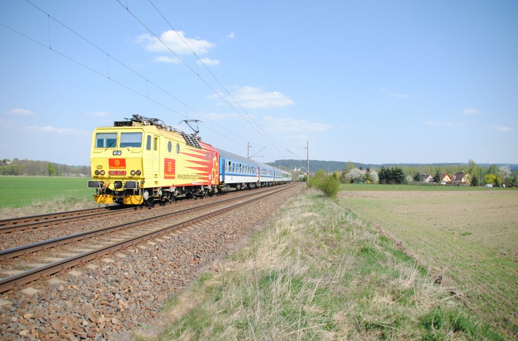 Mein 200stes Bild! 23.4.2011 15:31 ČD 362 127-3 mit einem Schnellzug (R) aus Praha hl.n. nach Cheb in der Nhe der Ortes Kynperk nad Ohř.
