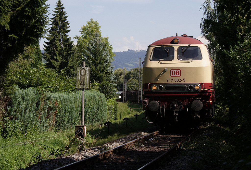 Mein 217. Bild auf dieser Seite zeigt 217 002-5 und hinter ihr 217 012-4, die mit ihrem Arlberg-Umleiter (FS 45197) Lindau-Reutin in Richtung Allgubahn verlassen, 12.08.11