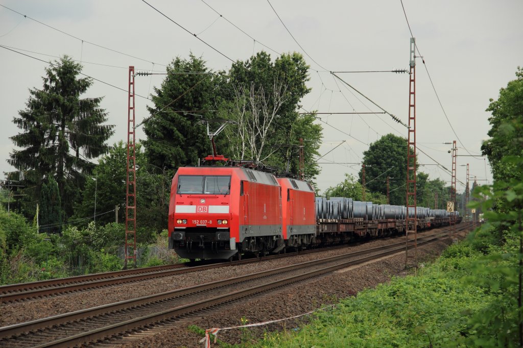 Mein 4000. Bild zeigt 152 037-8 und eine Schwestermaschine mit dem Andernacher Stahlcoilzug in der Nhe von Dsseldorf-Eller am 29.06.2012