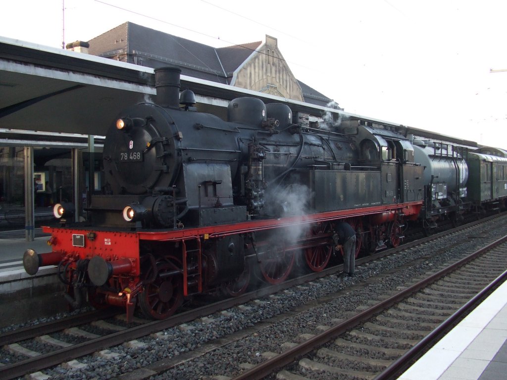 Mein 50. Bild bei bahnbilder.de und dann gleich eine Rarit�t: am 28.08.2010 stand Baureihe 78 468 der Eisenbahn- und Modellbahnfreunde (EMF) G�tersloh mit dem SonderDampfZug 91724 im Bielefelder Hauptbahnhof und wartete auf die Weiterfahrt nach Bremerhaven zur SAIL 2010.