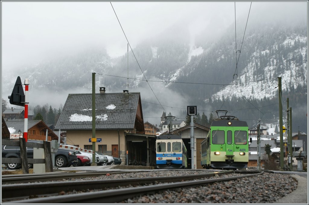 Mein Abschiedsbild vom Winter: Am 19. März 2011 hat der Wintersportzug 426 aus BDe 4/4 N° 404 und dem einzigen noch blauen BDe 4/4 N° 402 Les Diablerets erreicht. Auf Gleis 2 setzt sich der Regionalzug 441 mit dem BDe 4/4 N° 401 an der Spitze in Bewegung.