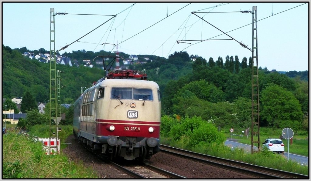 Mein Bahnbild Nr.450 widme ich der Alten Dame hier. Ganz schn hei war es an den Abend in Erpel am Rhein,als die 103 235-8 mit den IC am Haken vorbeifuhr. Aufnahme vom Juni 2013.