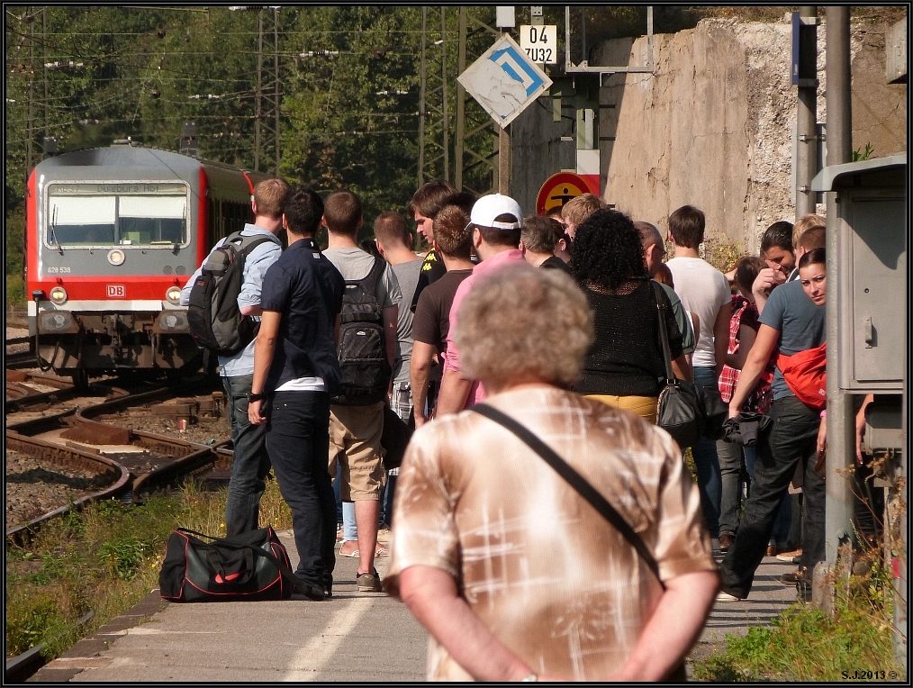 Mein Bahnbild Nr.500 geht auf die Reise.Motto: Alt trifft Jung,sowohl am Bahnsteig als auch auf der Schiene. Bildlich festgehalten im September 2012 /Duisburg am
Entenfang.