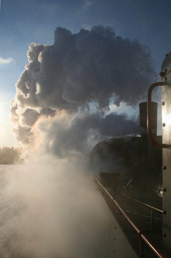 Mein Beitrag zum Advent dampf wochenende rund um Zwettl und Waidhofen:
Blick aus dem Fhrerstand der 92.2271 am 08.12.2012 irgendwo zwischen Gerotten und Gro Haslau! Das Foto an sich wurde nicht bearbeitet, habe es lediglich ein wenig  gerade  gerckt. Gar nicht so einfach bei dem Schunkeln unseres 4 Kupplers ein halbwegs gerades Bild hinzubekommen...