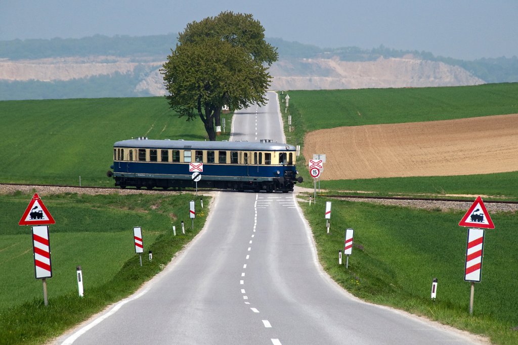 Mein Beitrag zur heutigen Saisonerffung des Nostalgie Express  Leiser Berge : 5042 014 fhrt mit dem NEX mittags von Ernstbrunn nach Korneuburg. Die Aufnahme entstand am 01.05.2013 bei Naglern.