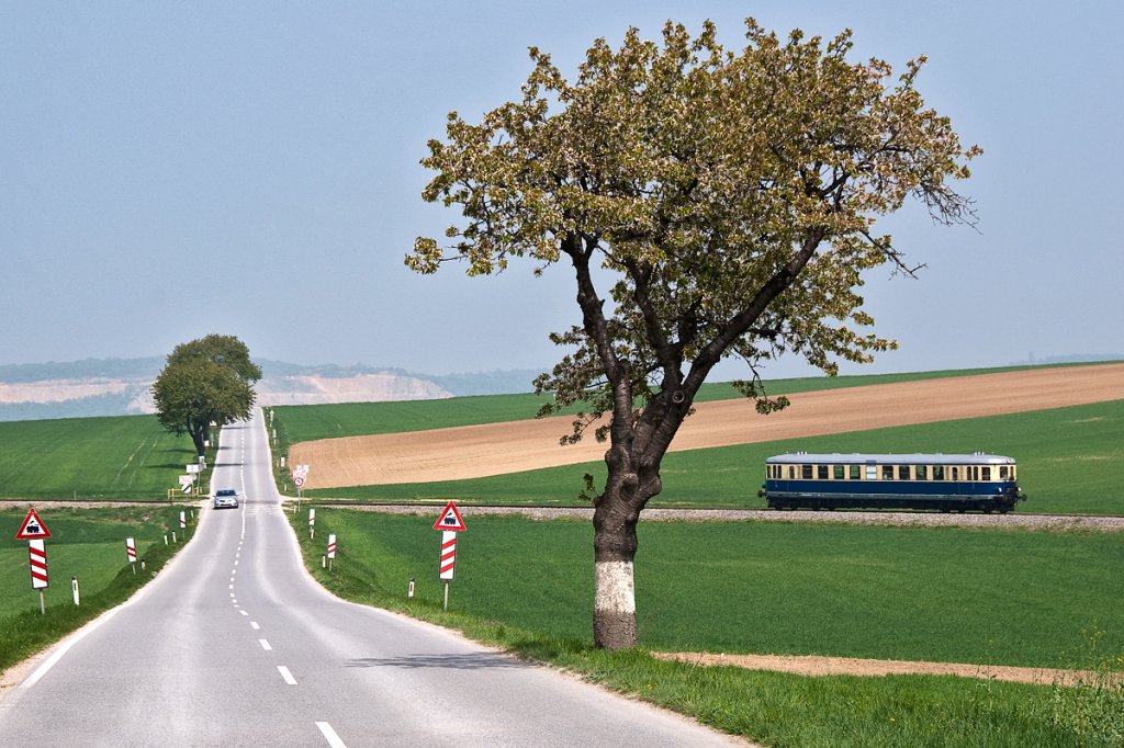 Mein Beitrag zur heutigen Saisonerffung des Nostalgie Express  Leiser Berge : 5042 014 fhrt mit dem NEX mittags von Ernstbrunn nach Korneuburg. Die Aufnahme entstand am 01.05.2013 bei Naglern.