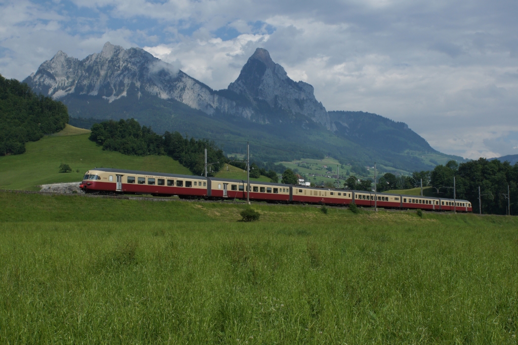 Mein Bild Nummer 3000 hier auf Bahnbilder.de zeigt einen meiner Lieblingszge an einer meiner Lieblingsfotostellen: Der RAe TEE II 1053 befindet sich am 15.06.2013 zwischen Schwyz und Steinen, vor der Kulisse der beiden Mythen.