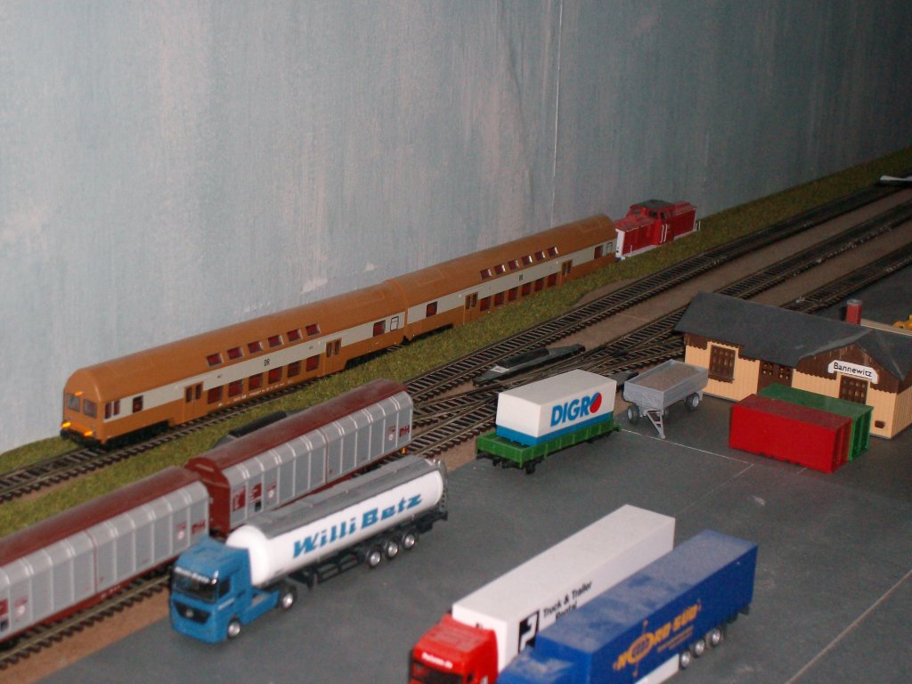 Mein Doppelstockzug der DR mit der BR 202 365-1 der DB AG,wird vom Hbf zum oberen Bhf geschoben.Davor der LKW Parkplatz.