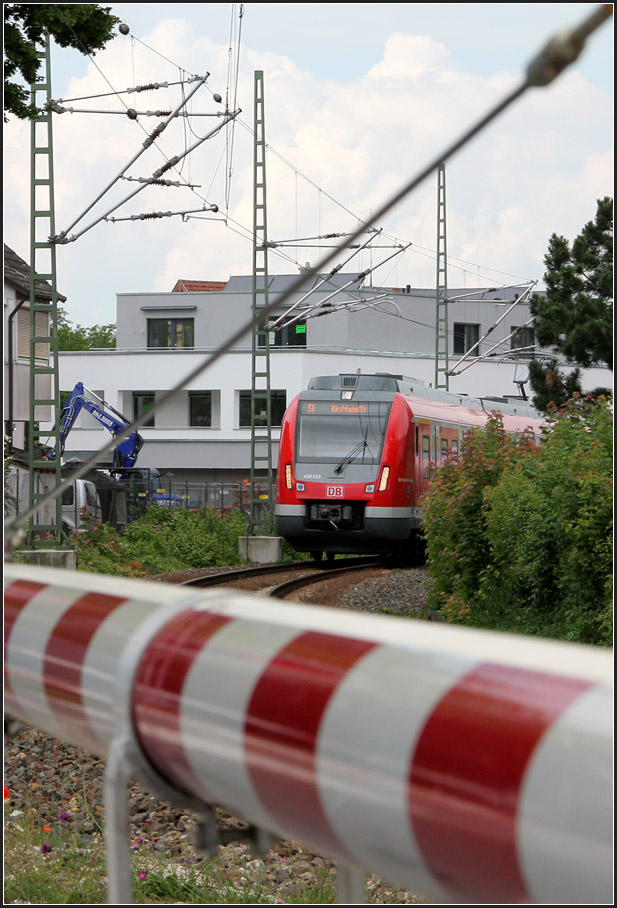 Mein erster fotografische Blick auf die neue S-Bahn - 

Ich wusste nicht was für eine S-Bahn hier ums Gebüsch kommen wird, aber ich hatte Glück und es war ein Langzug gebildet aus Zügen der Baureihe 430. In Wendlingen am Neckar fährt die S-Bahn langsam auf eingleisiger Strecke mit einigen Bahnübergängen durch den Ort, die S-Bahn als Kleinbahn. 

28.06.2013 (M)