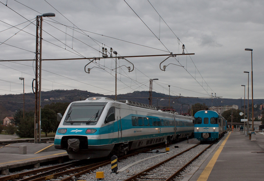 Mein erstes Bahnbild aus Slowenien und darauf gleich zwei Zge in der offiziellen Lackierung. 
Neben einem der Superzge der BR 310, der als ICS 34 (Koper > Maribor) bis in den Norden des Landes fahren wird steht der Regionalzug 4401 fr den Lokalverkehr nach Divaca bereit, gefhrt von 711 020. 
Koper, 5. Februar 2013