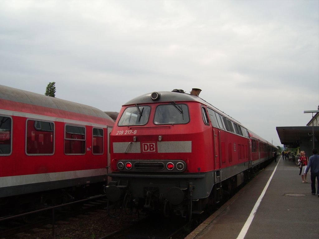 Mein erstes Bild auf bahnbilder.de! Es zeigt die ehemals TEE-farbene 218 217-8, als sie am 24. Oktober 2009 den RE12 (Eifel-Mosel-Express) aus Euskirchen in Richtung Trier schiebt.