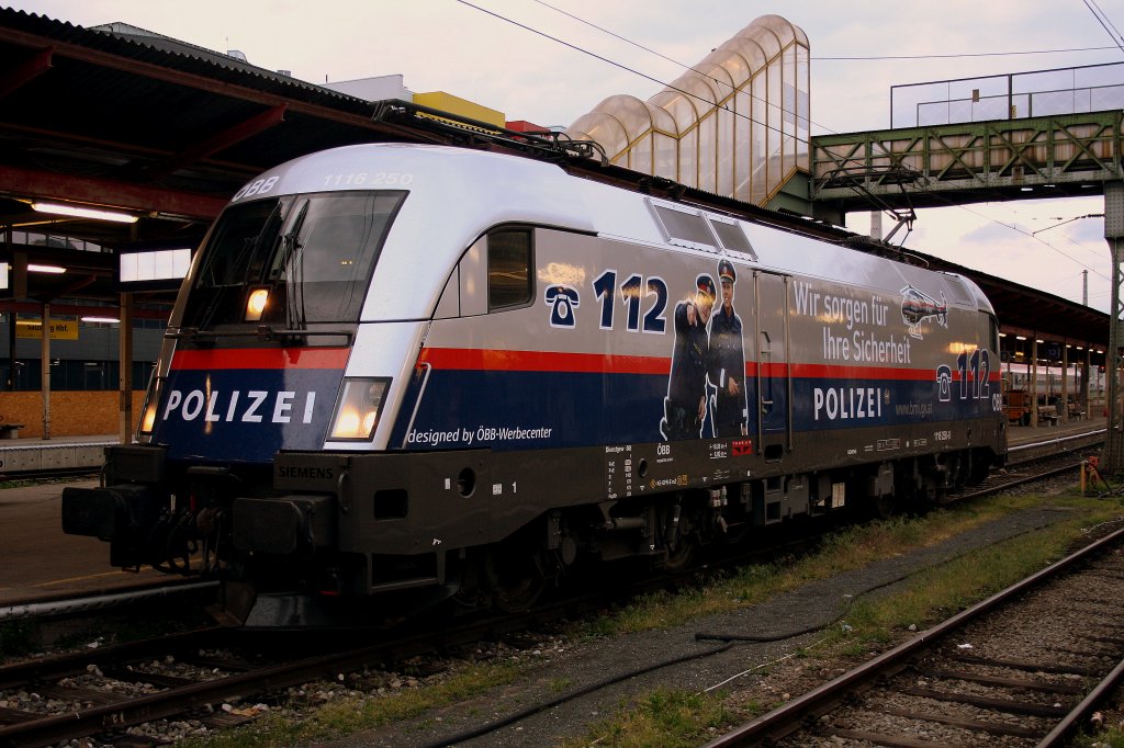 Mein erstes Bild der neu beklebten 1116 250  Polizei  entstand am Salzburger Hbf am 14.05.2011
