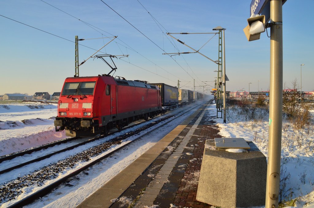 Mein erstes Schneebild im Dezember.....hier kommt die 185 377-9 mit einem Walther Klv durch Allerheiligen gen Sden gefahren Samstag den 8.12.2012