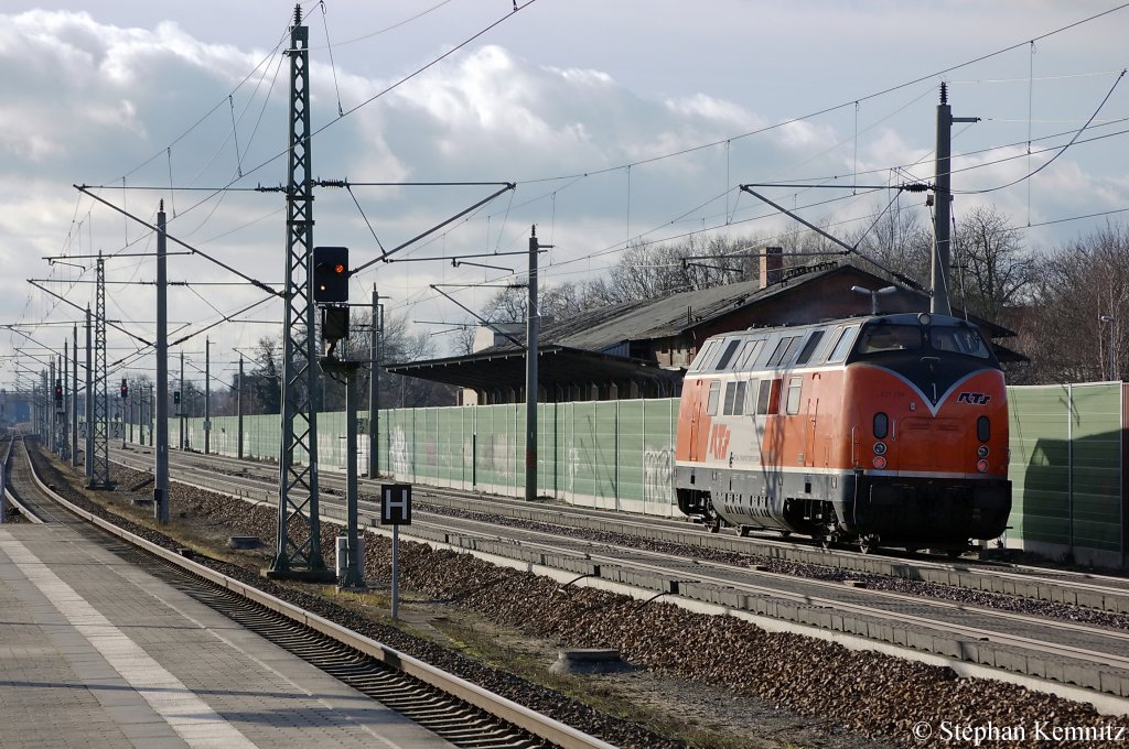 Mein Highlight des Tages! 221 134-0 von der RTS als Lz in Rathenow in Richtung Stendal unterwegs. 11.02.2011