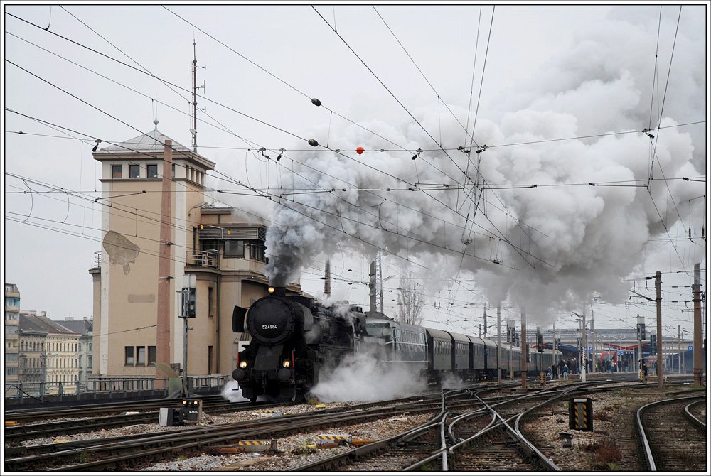 Mein letzter Fotoausflug 2009 war zugleich der letzte Tag des Wiener S�dbahnhofes. Die Bilder vom Vormittag hat ja mein Kollege J�rgen L. hier schon gezeigt, hier nun meine Bilder vom letzten Tag des Wr. S�dbahnhofes. Beginnen wir nach Mittag mit dem letzten Dampfzug, der den Wiener S�dbahnhof verlassen hat. Es war dies R 16651 nach Puchberg am Schneeberg, der mit 52.4984 bespannt war.  Als Heizlok fungierte 2050.02. Bei der Ausfahrt war die Welt f�r 52.4984 noch in Ordnung.