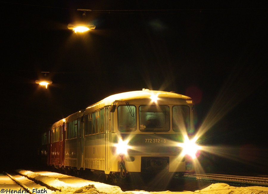 Mein letztes Bild auf bahnbilder.de in diesem Jahr ist dieses: Die Ferkeltaxen des Frdervereins Wisenttalbahn aus Mhltroff waren am 20.12.09 zur Annaberger Bergparade unterwegs. Auf der Rckfahrt ins Vogtland wurde in Schlettau ein 2-mintiger Betriebshalt eingelegt. Man beachte die von innen gefrorenen Scheiben! 