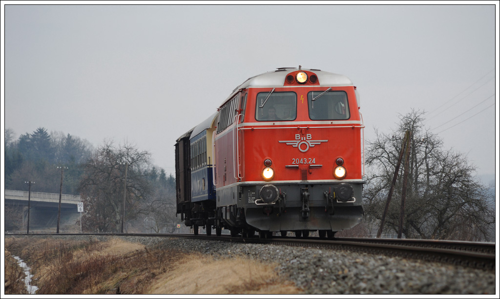 Mein letztes Bild der Fotozugveranstaltung am 26.2.2011 entstand kurz vor Riedlingsdorf und zeigt 2043.24 mit dem Foto GmP SGAG 95663 von Oberwart nach Friedberg.