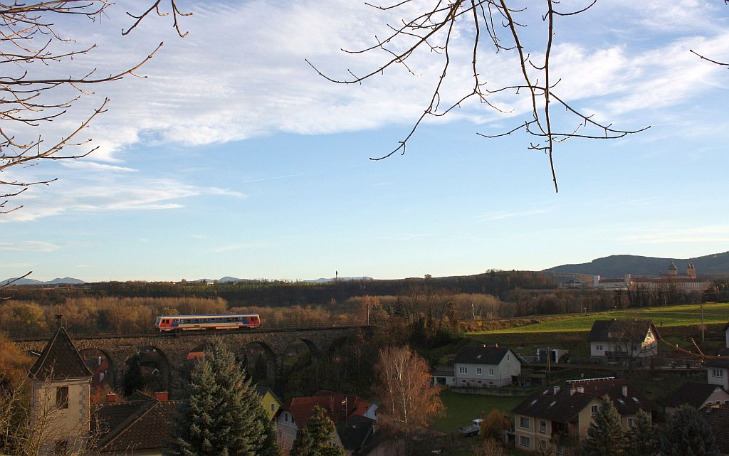 Mein letztes Bild der Sonderfahrt auf der Donauuferbahn zeigt den 5047 015-2 auf dem Emmersdorfer Viadukt mit dem Stift Melk rechts im Hintergrund. 13.11.10