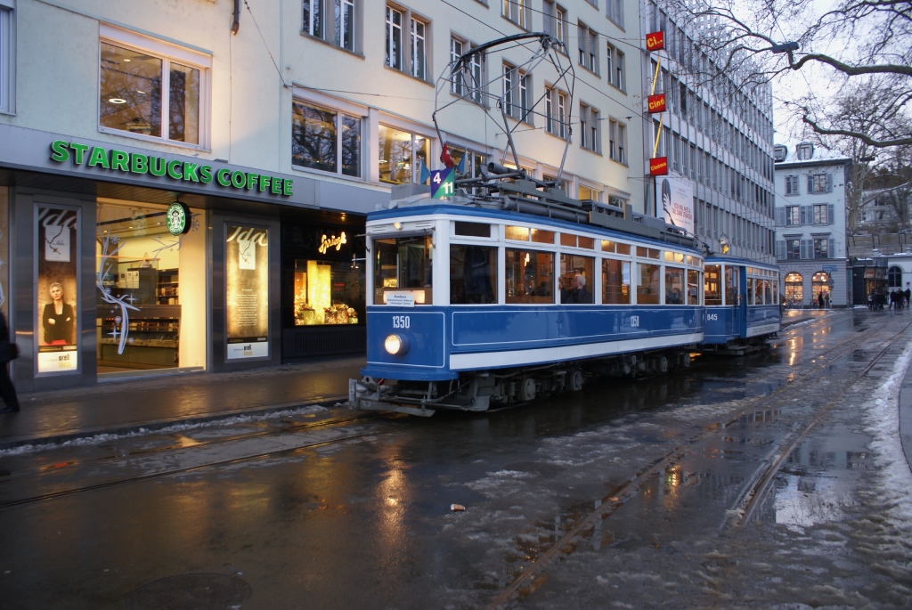 Mein letztes Bild von den Sonderfahrten der historischen Trams aus Z�rich zeigt den Ce 4/4 1350, der bei Einbruch der Dunkelheit bei der Station Bahnhof Stadelhofen steht. (19.12.10)