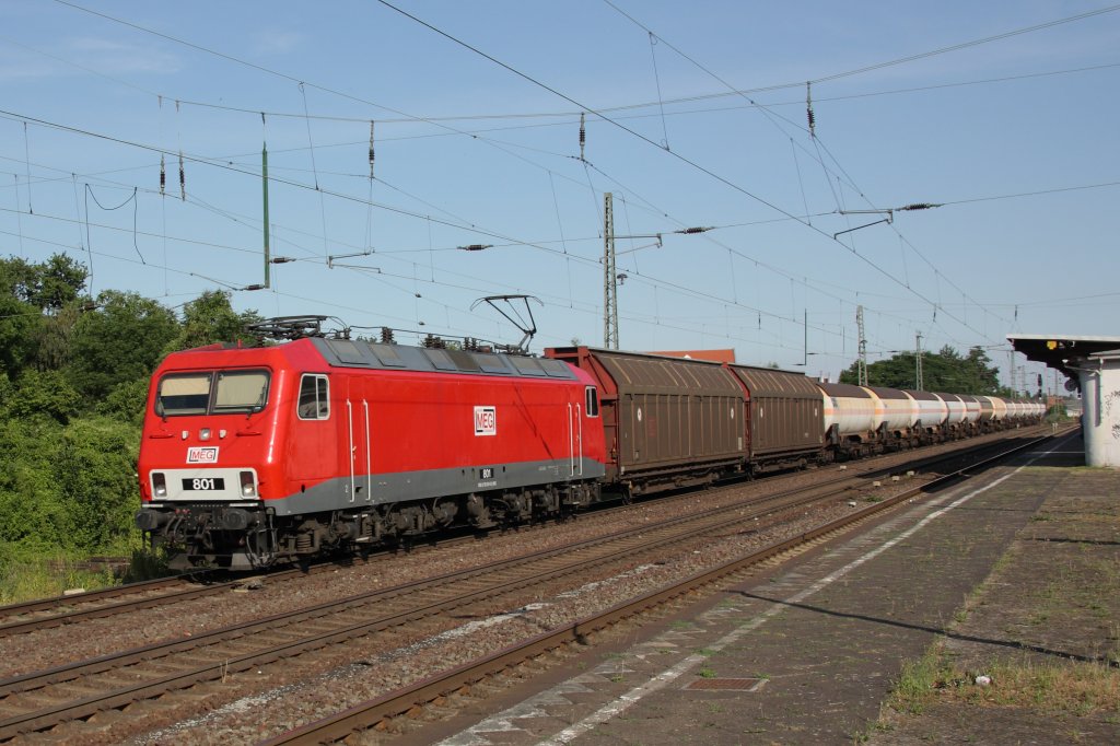 Mein persnliches Highlight heute nach mehreren vergeblichen Besuchen in Schnebeck: 156 001-0 (MEG 801) fhrt mit einem Gterzug in Richtung Magdeburg durch den Bahnhof Schnebeck (Elbe). Fotografiert am 08.06.2010. 