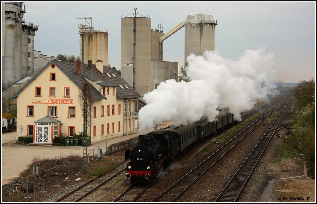 Mein persnliches Lieblingsbild vom 15.04.2011 ist dieses hier. 38 1301 zeigt was sie kann und fhrt aus dem eh. Bf Regensburg Walhalla Strae in Richtung Schwandorf aus. Im Hintergrund ist das Kalkwer Walhala zu sehen sowie das Unternehmen Scheck. 