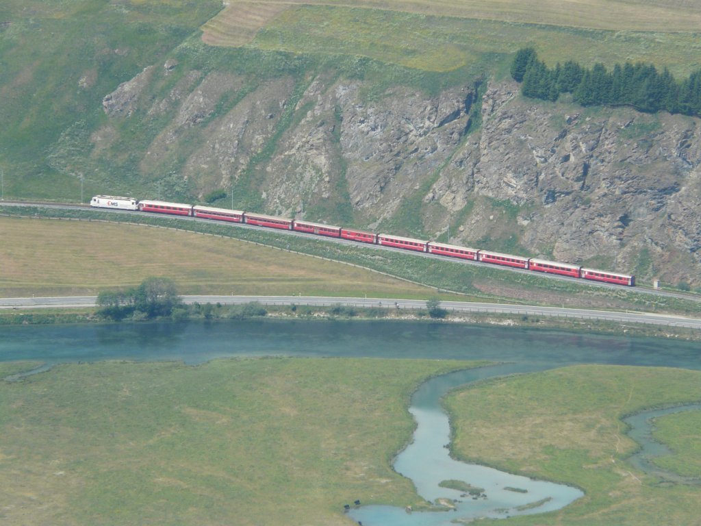 Mein vorerst letztes Bild aus der Schweiz zeigt einen RE von Chur nach St. Moritz kurz vor Celerina. Aufgenommen am 4.7.2010 vom Muottas Muragl.