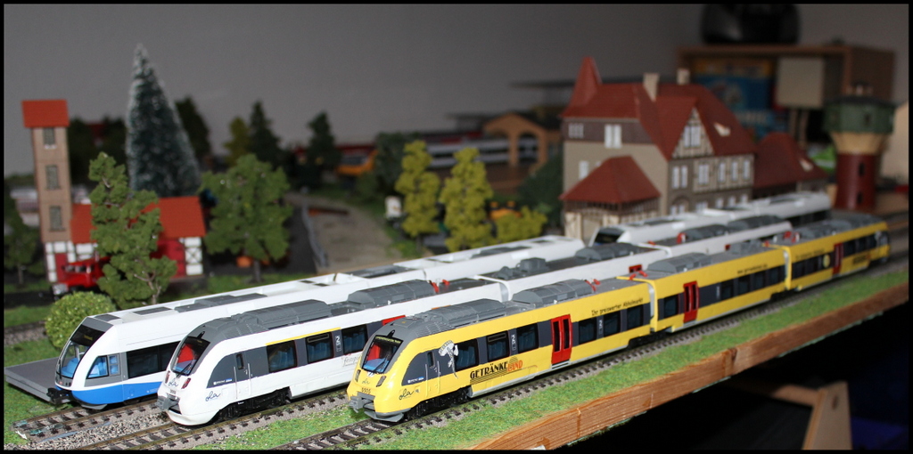 Meine als OLA umlackierten Talent2 hier als VT 0005 und VT 0008 und im Hintergrund die Doppeltraktion UBB GTW am 02.07.13