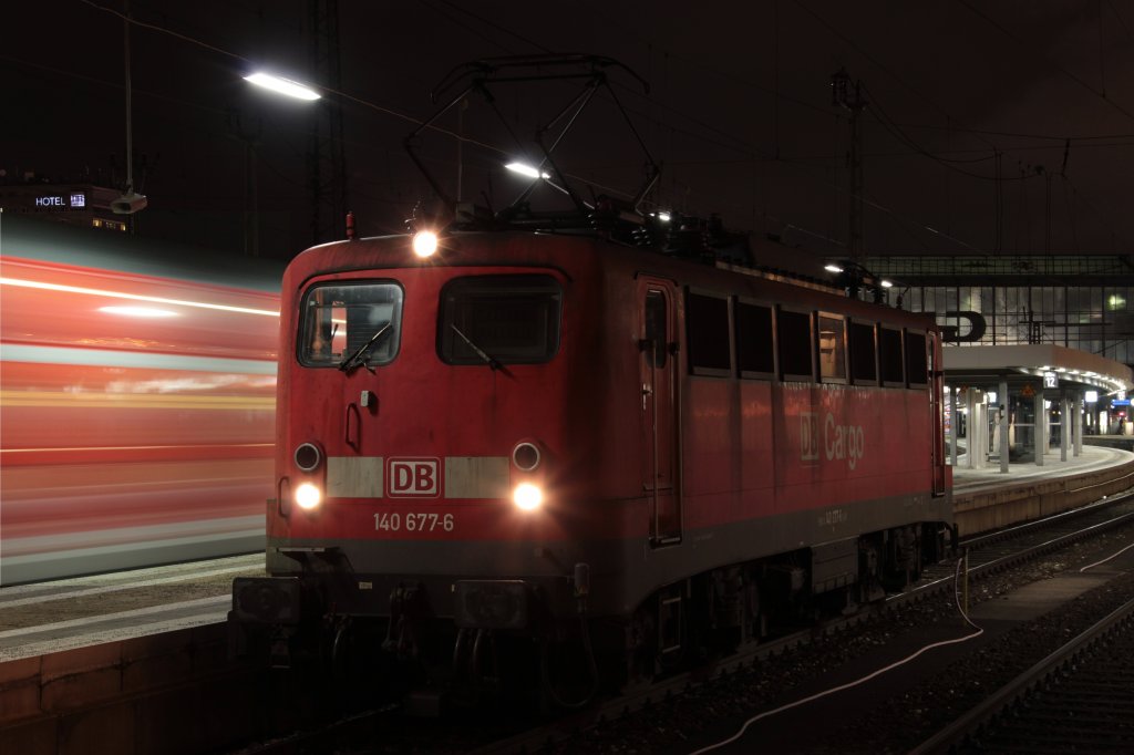 Meine erste BR 140 :)
Whrend eine Regionalbahn in den Mnchener Hauptbahnhof einfhrt, wartet die DB Cargo 140 667-6 am Ausfahrsignal.
Die Lok hat den CNL 485/40485 bereitgestellt und wird in ein paar Minuten ins BW Mnchen Pasing fahren.