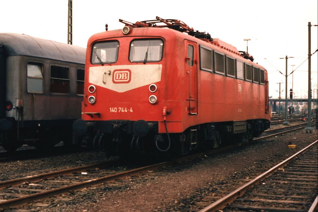 Meine erste Eisenbahnbild in Deutschland!! Dieses 22 Jahr altes Bild zeigt die orientrote 140 744-4 auf Emden Gterbahnhof am 20-10-1988. Bild und scan: Date Jan de Vries.