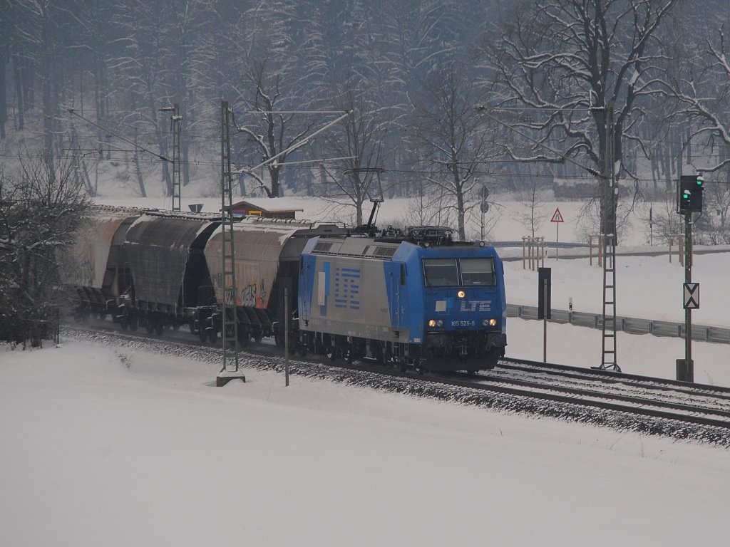 Meine erste LTE. Die 185 529  Michaela  (LTE) fuhr am 30.12.2010 bei -19 Grad auf der Frankenwaldbahn entlang. Hinten schub die 151 138. Zweistunden warteten wir auf die 41 018, die aber nicht kam.