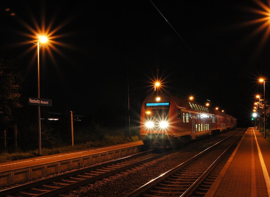 Meine erste Nachtaufnahme: Nachts um 22.23 kam die vorletzte RB in den Bahnhof Redwitz eingefahren. (18.09.10)