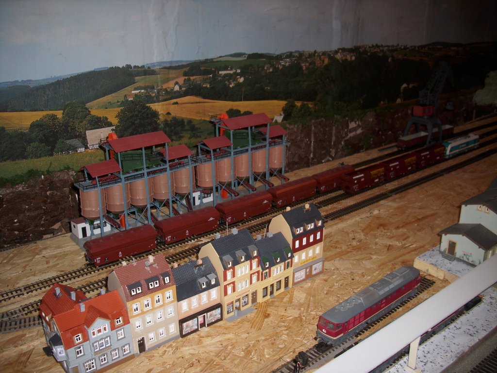 Meine geplante Bahnhofstrae mit Husern von Auhagen ist noch nicht fertig.Die Bahnhofstrae wird auf weitere Huser von Auhagen noch weiter verlngert,dahinter der Anschlu Kieswerk mit zwei Modellen des Kieswerks von Kibri.